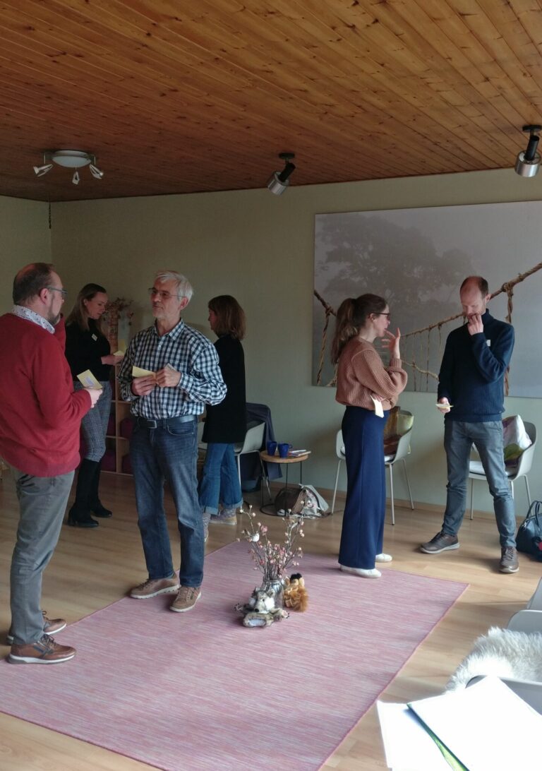 Deelnemers in gesprek tijdens het groeitraject Verbindende Communicatie